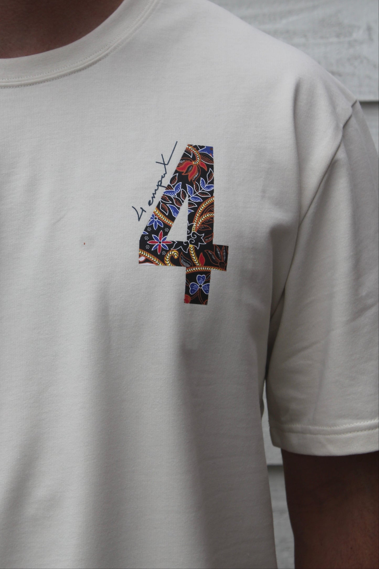 Kaos Jakarta off-white